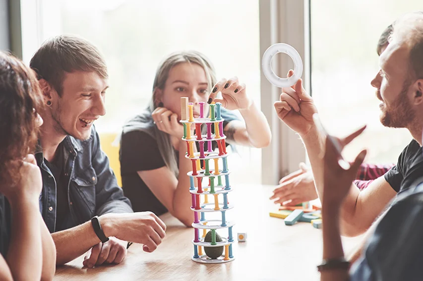 trois personnes jouent des jeux collectifs