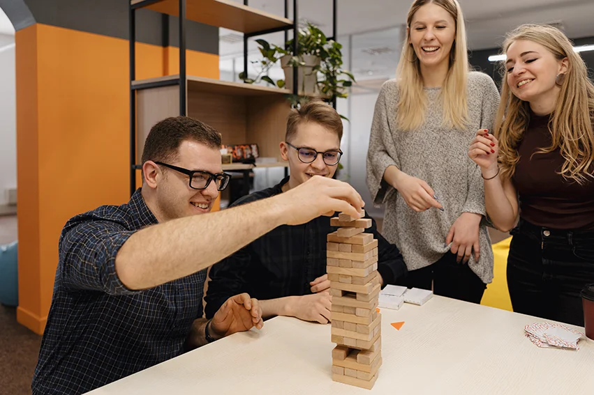 trois personnes jouent des jeux collectifs