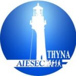 une phare blanc sur un fond bleu avec le logo de aiesec thyna