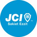 Logo de JCI Sakiet Ezzit en blanc sur un fond en bleu