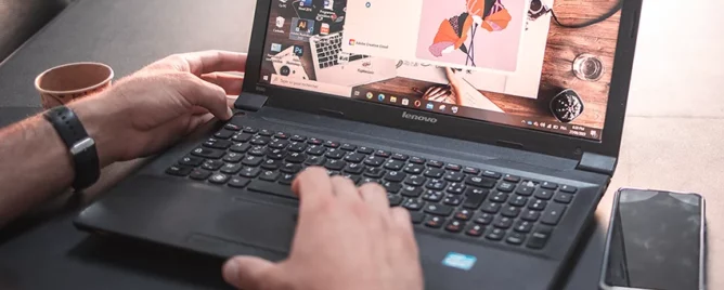 Acceuil-Amta space 35 pc portable sur une table de réunion noire dans une salle de reunion d'un coworking space