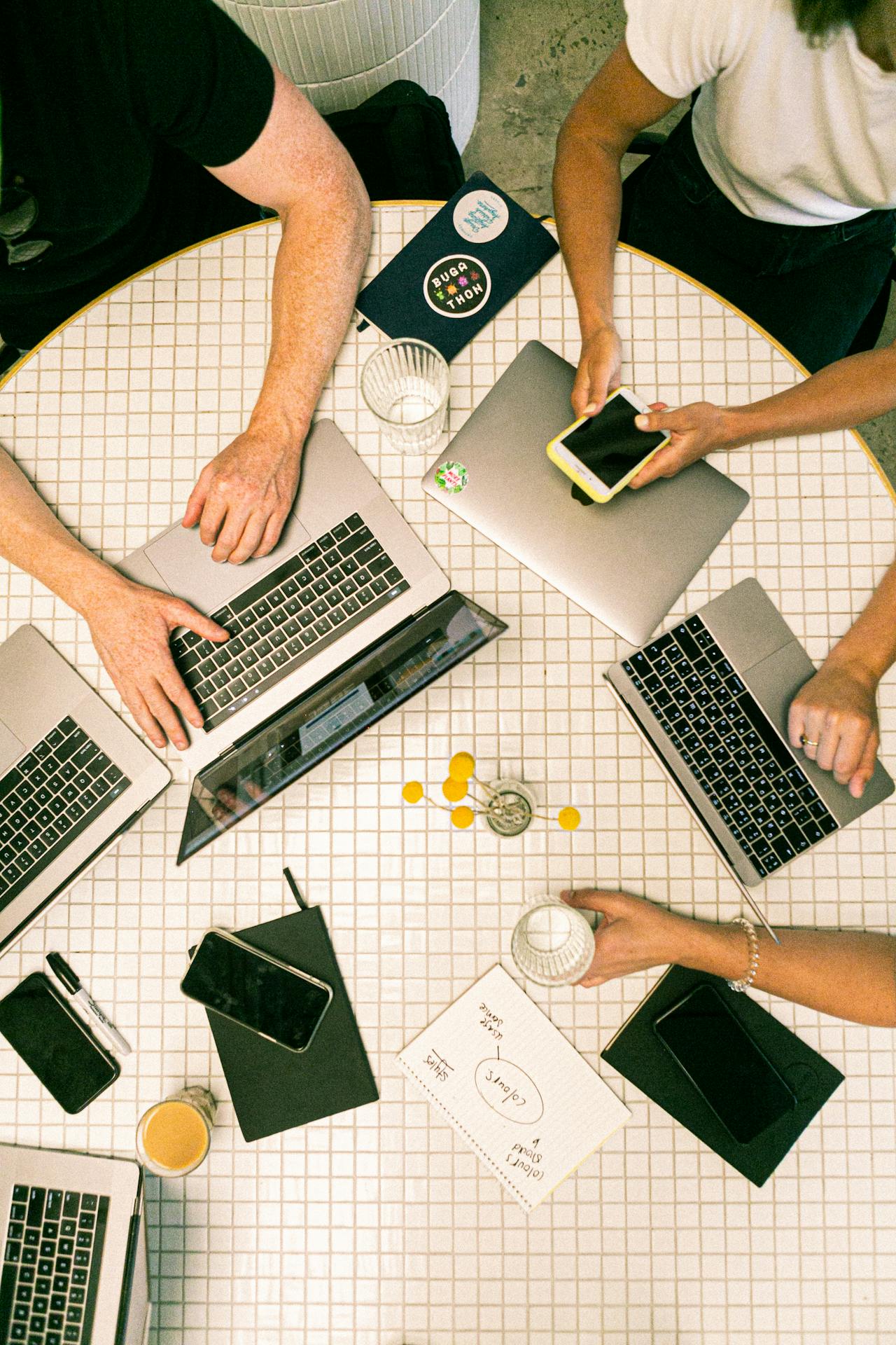 Acceuil-Amta space 16 dans un coworking space, un groupe de personnes collaborent